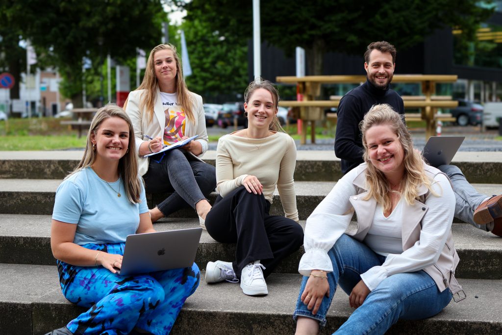 Sfeerfoto - collega's MailBlue buiten