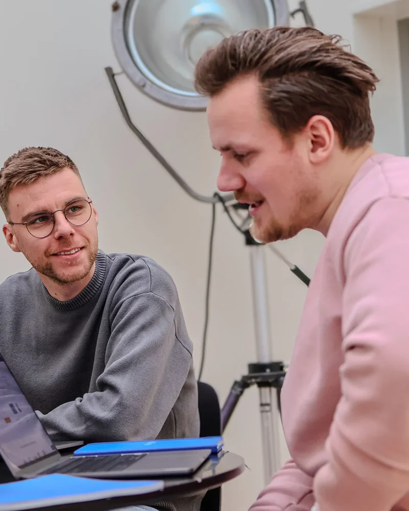 Teamleden van MailBlue aan het werk